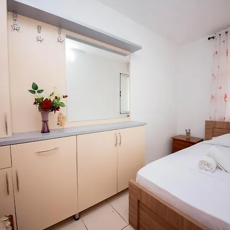 Emel Apartment *
